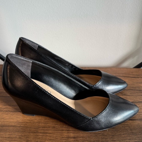 Franco Sarto Frankie Black Leather Wedge Pump - Size 6 Wide - Picture 4 of 7